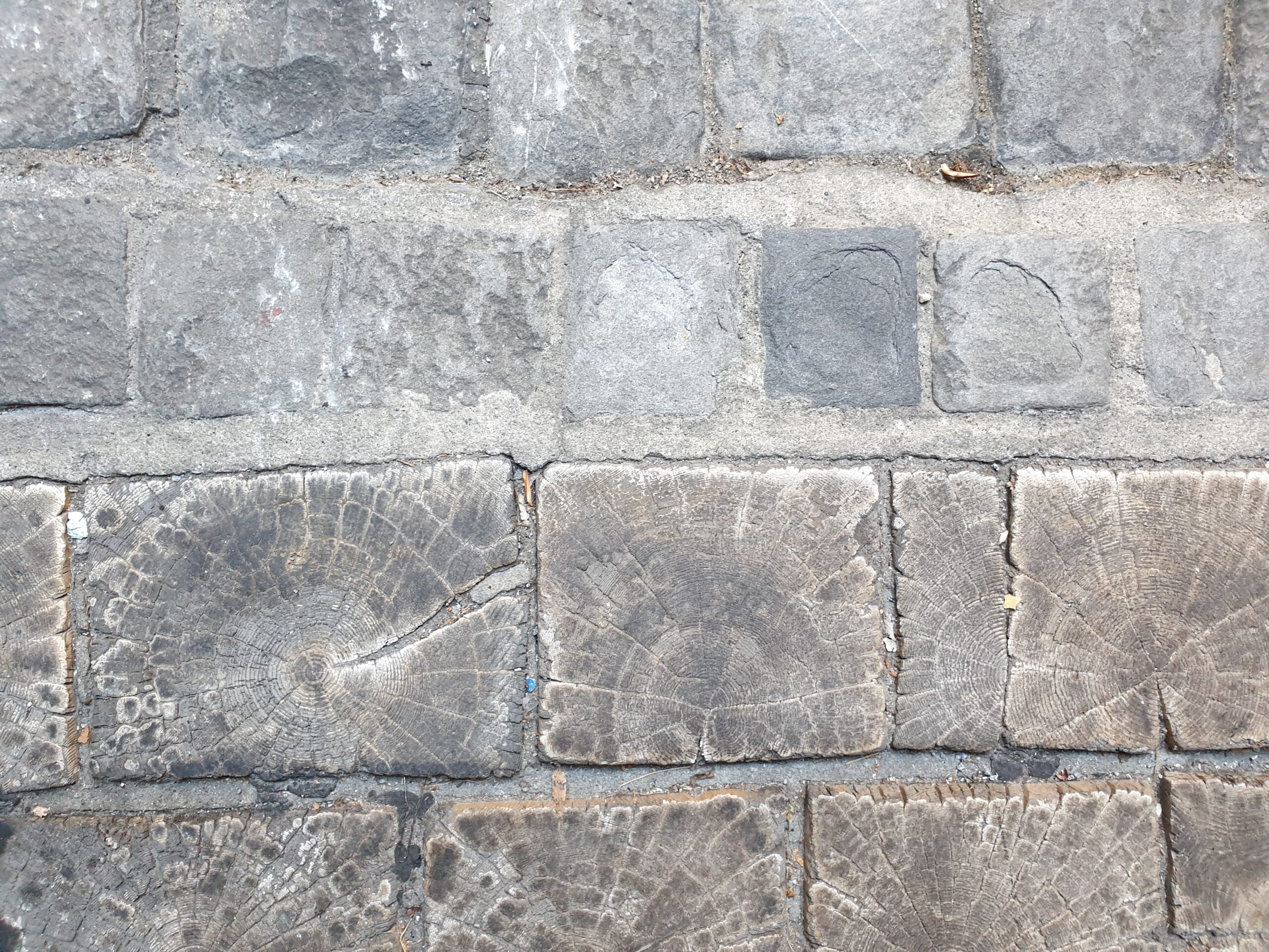 Pavés au 14,rue de l'Hôtel de Ville